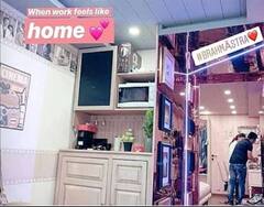 Stars Luxury Vanity Van: फाइव स्टार्स होटल से भी ज्यादा लग्जरी है इन स्टार्स की वैनिटी वैन, कीमत जान लगेगा झटका