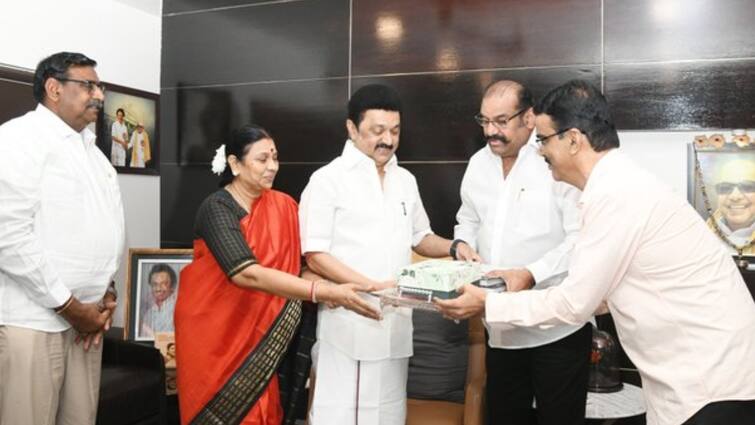 Actor napoleon invites tamilnadu chief Minister M K Stalin for his son marriage Napoleon: மகன் திருமணத்திற்கு முதலமைச்சர் ஸ்டாலினுக்கு முதல் பத்திரிகை வைத்த நடிகர் நெப்போலியன்!
