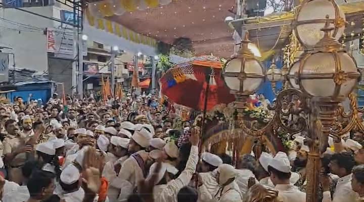 लाखो वारकऱ्यांच्या मांदियाळीत आषाढी वारीसाठी श्री संत तुकाराम महाराजांच्या पालखीने पंढरपूरकडे प्रस्थान ठेवलं आहे.