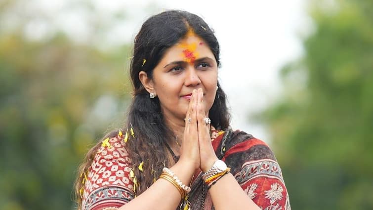 Pankaja Munde emotional before filling the Vidhan Parishad application form Mumbai Maharashtra Marathi News 'माझ्यासाठी बलिदान देणाऱ्या पाच जणांच्या चरणी माझं यश अर्पण', विधान परिषदेचा अर्ज भरण्यापूर्वी पंकजा मुंडे भावूक