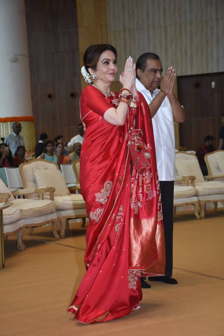 खास कार्यक्रम के लिए नीता अंबानी सुर्ख लाल रंग की साड़ी में पहुंचीं थीं. उन्होंने साड़ी की मैचिंग का पर्स भी कैरी किया था. साड़ी के साथ नीता अंबानी ने बालों का बन बनाकर गजरा भी लगाया था.