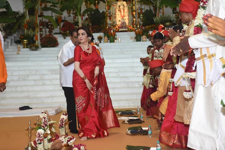 कार्यक्रम की शुरुआत करते हुए अंबानी परिवार ने शादी के सीजन में देश भर में ऐसी सैकड़ों शादियां करवाने का संकल्प लिया.