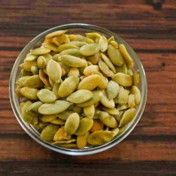 ਇਸ ਤੋਂ ਇਲਾਵਾ ਕੱਦੂ ਦੇ ਬੀਜ ਮੈਗਨੀਸ਼ੀਅਮ ਨਾਲ ਭਰਪੂਰ ਹੁੰਦੇ ਹਨ। ਆਪਣੀ ਰੋਜ਼ਾਨਾ ਖੁਰਾਕ ਵਿੱਚ ਕੱਦੂ ਦੇ ਬੀਜਾਂ ਨੂੰ ਸ਼ਾਮਲ ਕਰਨ ਨਾਲ ਤੁਹਾਨੂੰ ਬਹੁਤ ਸਾਰੇ ਫਾਇਦੇ ਮਿਲਦੇ ਹਨ, ਜਿਸ ਵਿੱਚ ਭਾਰ ਘਟਾਉਣਾ, ਮਜ਼ਬੂਤ ਇਮਿਊਨਿਟੀ ਅਤੇ ਸਿਹਤਮੰਦ ਦਿਲ ਵਰਗੇ ਫਾਇਦੇ ਸ਼ਾਮਲ ਹਨ। ਕੱਦੂ ਦੇ ਬੀਜ ਆਪਣੇ ਪੌਸ਼ਟਿਕ ਗੁਣਾਂ ਲਈ ਜਾਣੇ ਜਾਂਦੇ ਹਨ, ਇਸ ਲਈ ਤੁਹਾਨੂੰ ਉਨ੍ਹਾਂ ਨੂੰ ਰੋਜ਼ਾਨਾ ਆਪਣੀ ਖੁਰਾਕ ਵਿੱਚ ਜ਼ਰੂਰ ਸ਼ਾਮਲ ਕਰਨਾ ਚਾਹੀਦਾ ਹੈ। ਤੁਸੀਂ ਇਸ ਬੀਜ ਨੂੰ ਕਈ ਤਰੀਕਿਆਂ ਨਾਲ ਆਪਣੀ ਖੁਰਾਕ ਵਿੱਚ ਸ਼ਾਮਲ ਕਰ ਸਕਦੇ ਹੋ। ਇੰਨਾ ਹੀ ਨਹੀਂ ਤੁਸੀਂ ਕੱਦੂ ਦੇ ਬੀਜਾਂ ਤੋਂ ਕਈ ਸਵਾਦਿਸ਼ਟ ਪਕਵਾਨ ਵੀ ਬਣਾ ਸਕਦੇ ਹੋ