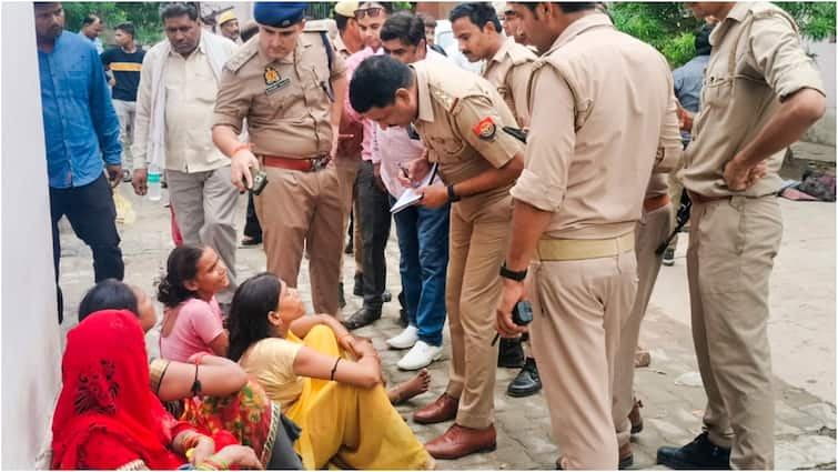 Hathras Satsang Stampede Eyewitness big claim 107 people have died I counted the bodies Hathras Satsang Stampede: हाथरस भगदड़ हादसे का चश्मदीद बोला- 'अपनी हाथ से गिनीं लाशें', बताया सत्संग में हुईं कितनी मौतें