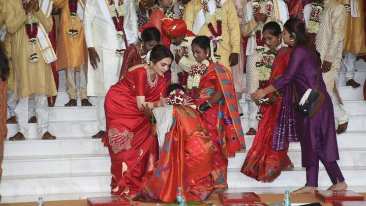 অনুষ্ঠানের শেষে রাজকীয় ভোজের আয়োজন ছিল অবশ্যই। এছাড়াও আমন্ত্রিতদের জন্য ওয়ারলি জনজাতির 'তরপা' নাচের আয়োজন করা হয়েছিল। যা সেই সন্ধ্যায় অন্য মাত্রা এনে দেয়।