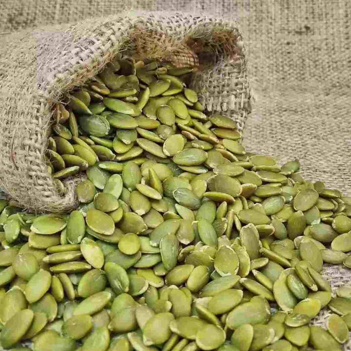 Pumpkin Seeds : ਕੱਦੂ ਦੇ ਬੀਜਾਂ ਨੂੰ ਕਈ ਪੌਸ਼ਟਿਕ ਤੱਤਾਂ ਦਾ ਖਜ਼ਾਨਾ ਮੰਨਿਆ ਜਾਂਦਾ ਹੈ। ਕੱਦੂ ਦੇ ਬੀਜਾਂ ਵਿੱਚ ਸਿਹਤਮੰਦ ਪ੍ਰੋਟੀਨ, ਓਮੇਗਾ 6 ਫੈਟੀ ਐਸਿਡ ਅਤੇ ਸਿਹਤਮੰਦ ਚਰਬੀ ਪਾਈ ਜਾਂਦੀ ਹੈ।