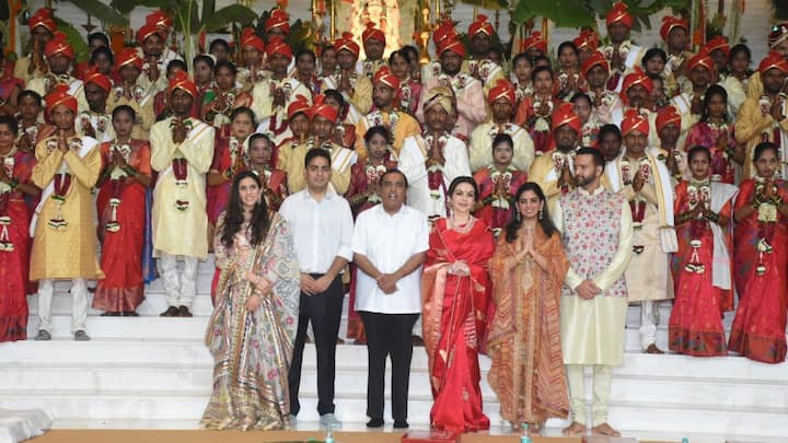 Ambani Family Is Getting Mass Wedding: अंबानी परिवार ने अनंत और राधिका की शादी से पहले काफी बड़ी तर्ज पर सामूहिक विवाह का आयोजन किया. इस दौरान उन्होंने जोड़ों को खूब सामान दिया.