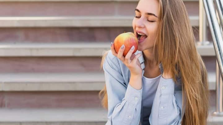 खाली पेट हर रोज एक रेड एप्पल खाने से स्वास्थ्य संबंधी समस्याएं दूर होती है. लेकिन कुछ चीजें ऐसी हैं जिसके साथ या बाद में सेब बिल्कुल भी नहीं खाना चाहिए. बन सकता है जहर