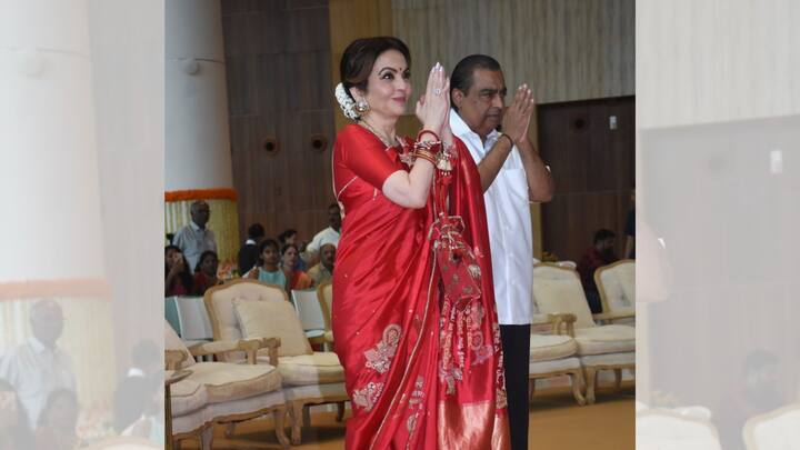 এদিনের অনুষ্ঠানে লাল শাড়িতে চোখ ধাঁধানো সাজে উপস্থিত ছিলেন নীতা আম্বানি। ছিলেন মুকেশ আম্বানি ও পরিবারের অন্যান্যরা। এছাড়াও ছিলেন একাধিক সমাজকর্মী।