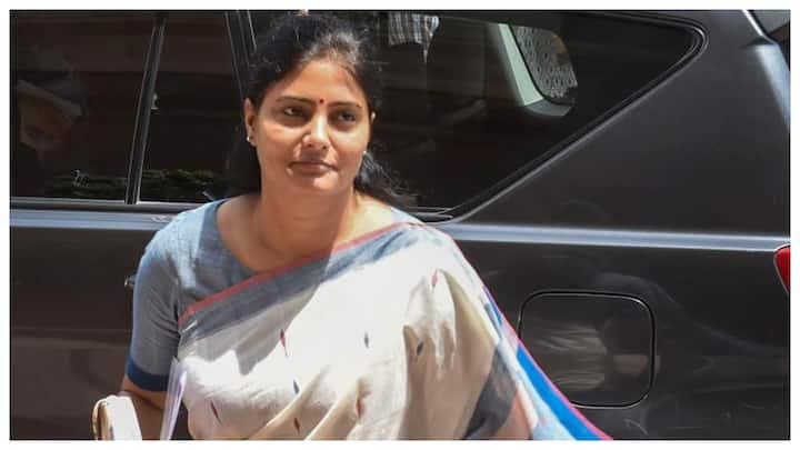 वरिष्ठ पत्रकार कुमार अभिषेक ने कहा कि अब जब पिछड़ों की राजनीति करने वाली अपना दल (एस) की जमीन खिसकी तब उन्हें आरक्षण व पिछड़ों के मुद्दों की याद आई है.