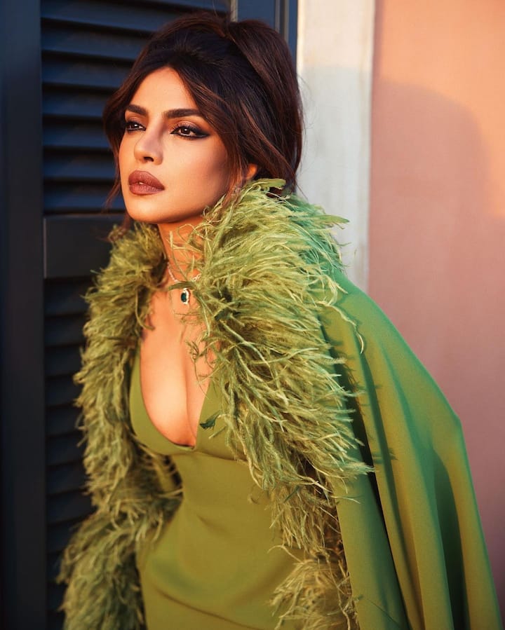If you have not recognized her yet, then let us tell you that she is the beauty who is called a Desi girl even while living abroad. Yes, we are talking about the beautiful and talented actress Priyanka Chopra.