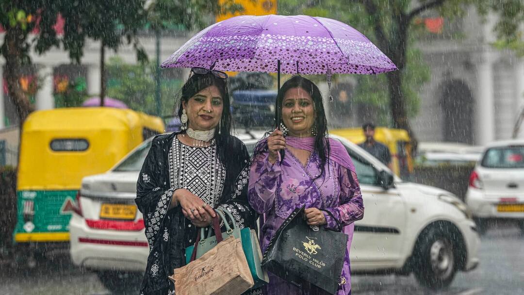 Delhi Weather Update Today Heavy rain in for next two days IMD issues orange alert Delhi Weather: दिल्ली में अगले दो दिन भारी बारिश की चेतावनी, IMD ने जारी किया ऑरेंज अलर्ट