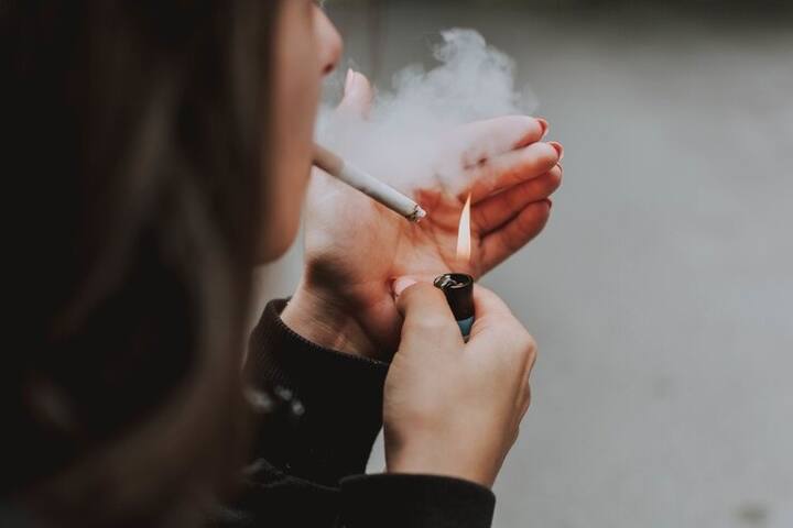 इन सबके अलावा आप धूम्रपान और शराब से बचें. साथ ही, पर्याप्त नींद लें. इससे आपका चेहरा चमकदार बनेगा.