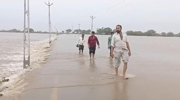 જૂનાગઢ જિલ્લામાં સતત બે દિવસથી ભારે વરસાદ વરસી રહ્યો છે. જૂનાગઢ શહેરમાં પણ ભારે વરસાદથી રસ્તાઓ પર પાણી ભરાઈ ગયા છે.