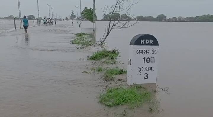 જૂનાગઢ: સતત બે દિવસ ભારે વરસાદને કારણે ઘેડ પંથક પાણી-પાણી થયું છે. લોકોના ઘરની ઘરવખરી પલળી ગઈ છે.  લોકો વીજળી વગર ઘરમાં રહેવા માટે મજબૂર બન્યા છે. લોકોના ઘરોમાં  પાણી ભરાયેલા છે. જૂનાગઢ જિલ્લામાં છેલ્લા બે દિવસથી સતત વરસાદ વરસી રહ્યો છે.