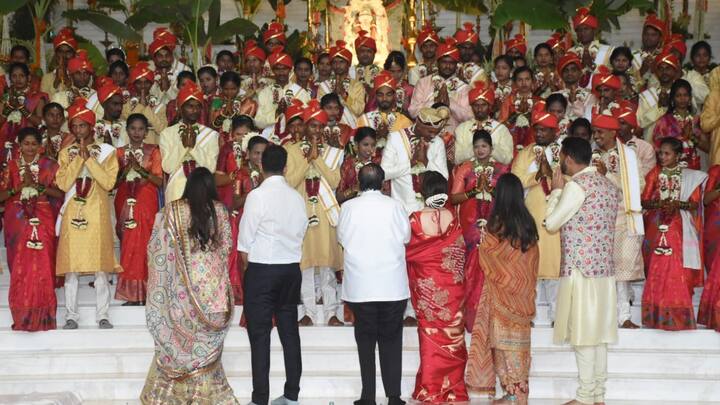 গণবিবাহের আয়োজনে কোনও ত্রুটি ছিল না। প্রত্যেক দম্পতিকে সোনার গয়না উপহার দেওয়া হয় যার মধ্যে মঙ্গলসূত্র, বিয়ের আংটি, নাকছাবিও ছিল। এছাড়া রুপোর গয়নাও ছিল।