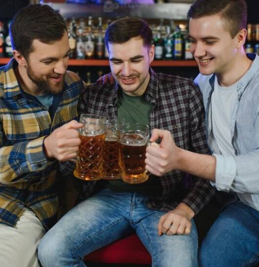 ਸ਼ਰਾਬ ਦੇ ਨਾਲ ਜ਼ਿਆਦਾਤਰ ਸਨੈਕਸ ਕਰਕੇ ਡੀਹਾਈਡ੍ਰੇਸ਼ਨ ਦਾ ਖਤਰਾ ਵੱਧ ਜਾਂਦਾ ਹੈ। ਚਰਬੀ, ਮਸਾਲੇਦਾਰ ਅਤੇ ਨਮਕੀਨ ਚੀਜ਼ਾਂ ਨੂੰ ਲਗਾਤਾਰ ਖਾਣ ਨਾਲ ਲੀਵਰ ਖੋਖਲਾ ਹੋ ਜਾਂਦਾ ਹੈ ਅਤੇ ਸਰੀਰ ਵਿਚ ਬਿਮਾਰੀਆਂ ਆਉਣੀਆਂ ਸ਼ੁਰੂ ਹੋ ਜਾਂਦੀਆਂ ਹਨ। ਅਜਿਹੇ 'ਚ ਅੱਜ ਅਸੀਂ ਤੁਹਾਨੂੰ ਕੁਝ ਅਜਿਹੀਆਂ ਚੀਜ਼ਾਂ ਬਾਰੇ ਦੱਸਣ ਜਾ ਰਹੇ ਹਾਂ, ਜਿਨ੍ਹਾਂ ਦਾ ਸੇਵਨ ਸ਼ਰਾਬ ਨਾਲ ਕੀਤਾ ਜਾ ਸਕਦਾ ਹੈ। ਇਨ੍ਹਾਂ ਨਾਲ ਸਰੀਰ ਨੂੰ ਜ਼ਿਆਦਾ ਨੁਕਸਾਨ ਨਹੀਂ ਹੋਵੇਗਾ।