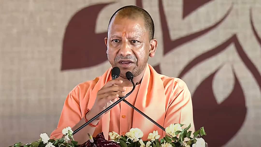 Hathras Satsang Stampede Cm Yogi Adityanath announced compensation 2 lakh to deceased family सीएम योगी ने किया मुआवजे का ऐलान, मृतकों के परिजनों को 2-2 लाख, घायलों को 50-50 हजार