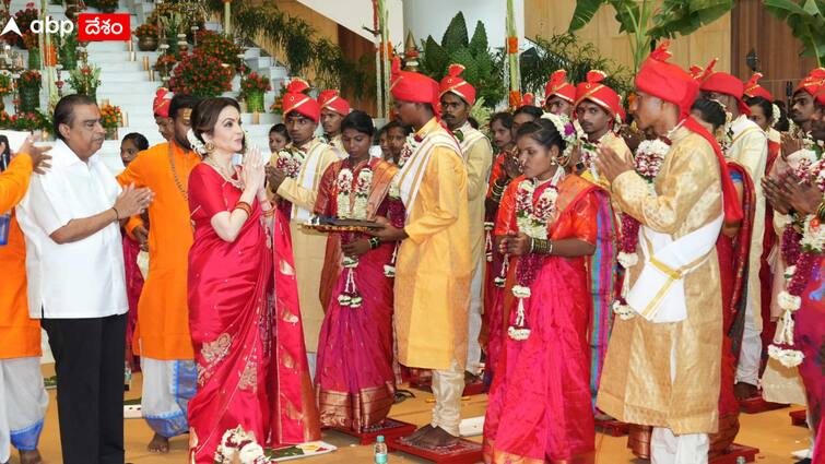 Ambani Family Organises Mass Wedding For Underprivileged People Gifts Newly Weds Gold And Silver Jewellery Anant Ambani Wedding: అనంత్ అంబానీ పెళ్లి సందర్భంగా పేదలకు సామూహిక వివాహాలు జరిపించిన ముకేశ్ అంబానీ దంపతులు