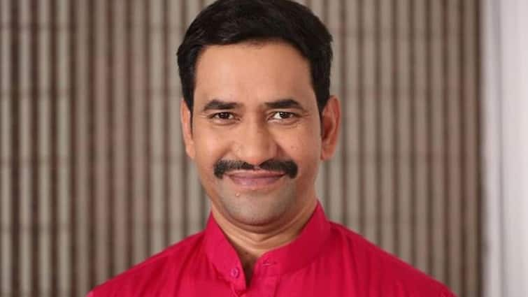 Bhojpuri superstar dinesh lal yadav nirahua struggle poverty now he is highest paid actor छोटी उम्र में सिर से उठा पिता का साया, शादियों में गाना गाकर किया गुजारा, फिर ऐसे भोजपुरी सिनेमा का सुपरस्टार बना यह अभिनेता