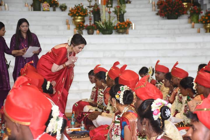 याशिवाय जोडप्याला एक वर्ष पुरेल इतकं किरणा सामाना आणि 36 विविध प्रकारच्या वस्तू भेट दिल्या. यामध्ये भांडी, गॅस, पंखा, मिक्सर यांसारख्या गोष्टींचा समावेश आहे.