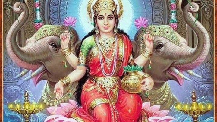 বৃহস্পতিবারের পাশাপাশি শুক্রবারকেও মা লক্ষ্ণীর দিন হিসেবে গণ্য করা হয়। এই দিন বিশেষ কিছু কাজ করলে যেমন তাঁর আশীর্বাদ পাওয়া যায় তেমনি কিছু কাজের জেরে অসন্তুষ্ট হন তিনি।(ছবি সৌজন্য-এবিপি নিউজ)