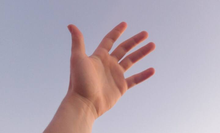 உங்கள் உள்ளங்கை சொரசொரவென இருந்தால் உருளைக்கிழங்கை வேகவைத்து உள்ளங்கையில் தேய்த்தால் மென்மையாக மாறலாம்.