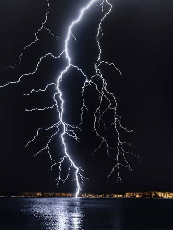 बारिश होने पर ही बिजली क्यों चमकती है?