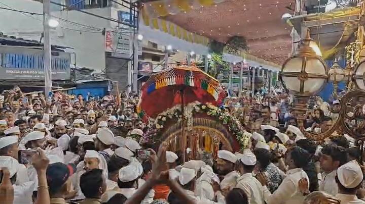 पुण्यातील निवडुंगा विठोबा मंदिरातून तुकाराम महाराजांच्या पालखीचं प्रस्थान झालं आहे.