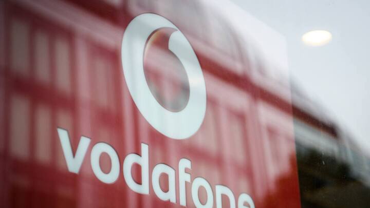 তার পর দিন আরেকটি টেলিকম সংস্থা ভোডাফোনও নয়া প্ল্যান ঘোষণা করেছে। যদিও ভোডাফোন আইডিয়ার প্ল্যান চালু হবে ৪ জুলাই থেকে। (প্রতীকী ছবি ঋণ - পিটিআই)