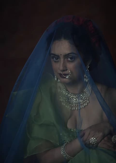 हिरव्या रंगाचा ड्रेस, डोक्यात लाल गुलाब अन् भेदक नजर असा व्हिडीओ श्रृतीने शेअर केला आहे.