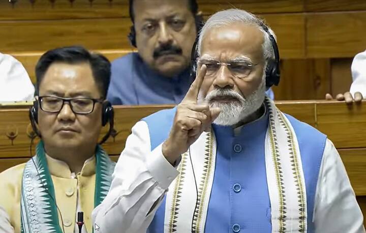 अंग्रेजी अखबार 'दि इंडियन एक्सप्रेस' की रिपोर्ट के मुताबिक, केरल से कांग्रेस के सांसद हिबी इडेन ने पीएम नरेंद्र मोदी से फौरन गिलास ले लिया और झट से पानी पी गए.