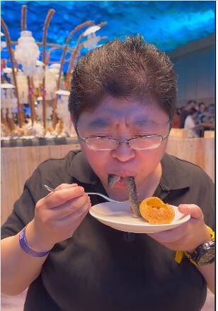 सोशल मीडिया पर वायरल हो रही तस्वीरों पर भारत के कई लोगों ने कमेंट किया है. एक यूजर ने महिला को पिशाचिन तक कह डाला. वहीं एक अन्य यूजर ने महिला से पूछा की तुमसे रोटी नहीं खाई जाती है.