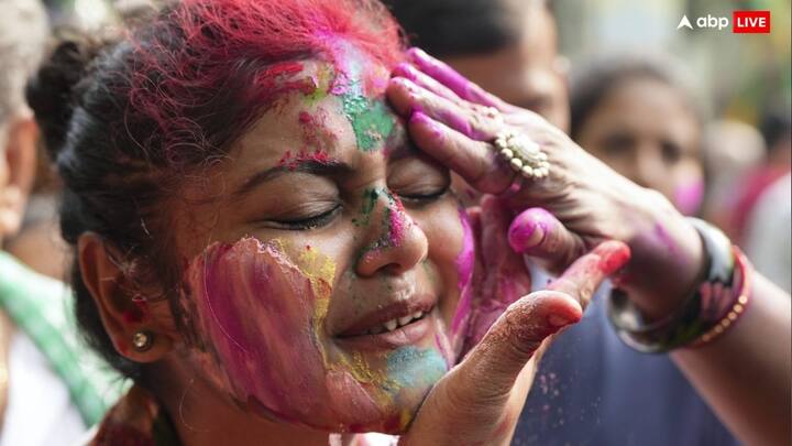 सायोनी घोष का जन्म कोलकाता में हुआ है. उन्होंने अपनी पूरी शिक्षा कोलकाता से ही पूरी की है. अभिनेत्री से सांसद बनी सायोनी घोष अभिनय को अपना पहला प्यार और राजनीति को आखिरी प्यार करार देती हैं. लेकिन सायोनी घोष अब सांसद बन चुकी हैं और मोदी सरकार के खिलाफ मोर्चा खोल सकती हैं. जैसा कि उनके सीनियर सांसद महुआ मोइत्रा करती आ रही हैं.