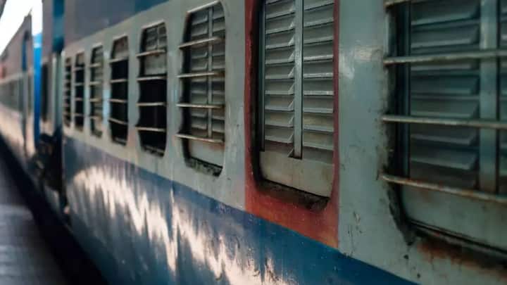 किसी को भी अगर ट्रेन से सफर करना होता है. तो उसके लिए उसके पास टिकट जरूरी होती है. चाहे वह रिजर्वेशन की टिकट हो या फिर सामान्य टिकट.