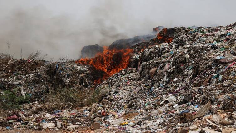 Another fire broke out at Thanjavur Jebamalaipuram garbage dump - TNN மீண்டும், மீண்டும் எரியுது... புகை மூட்டத்தால் மூச்சு முட்டுது: தஞ்சை ஜெபமாலைபுரம் மக்கள் அவதி