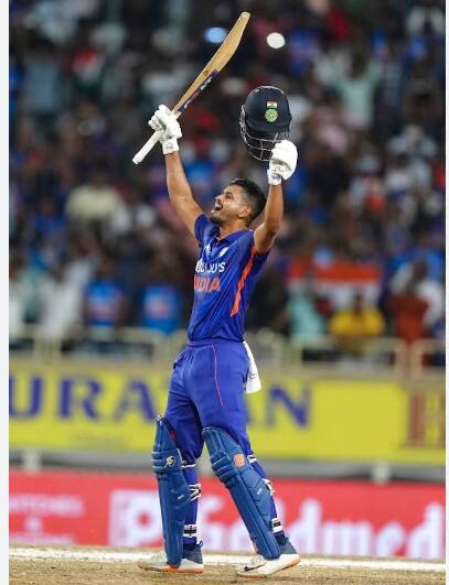 ਸ਼੍ਰੇਅਸ ਅਈਅਰ  ਟੀਮ ਇੰਡੀਆ ਦੇ ਸਰਵੋਤਮ ਖਿਡਾਰੀ ਸ਼੍ਰੇਅਸ ਅਈਅਰ ਨੂੰ ਭਾਰਤੀ ਪ੍ਰਬੰਧਨ ਨੇ ਪਿਛਲੇ ਕੁਝ ਟੀ-20 ਮੈਚਾਂ ਤੋਂ ਬਾਹਰ ਦਾ ਰਸਤਾ ਦਿਖਾ ਦਿੱਤਾ ਹੈ। ਇਸ ਕਾਰਨ ਮੈਨੇਜਮੈਂਟ ਵੱਲੋਂ ਖ਼ਬਰ ਆ ਰਹੀ ਹੈ ਕਿ ਉਸ ਨੂੰ ਭਵਿੱਖ ਵਿੱਚ ਕਿਸੇ ਵੀ ਮੈਚ ਵਿੱਚ ਪਲੇਇੰਗ 11 ਦਾ ਹਿੱਸਾ ਨਹੀਂ ਬਣਾਇਆ ਜਾਵੇਗਾ। ਅਜਿਹੇ 'ਚ ਹੁਣ ਉਨ੍ਹਾਂ ਕੋਲ ਟੀ-20 ਕ੍ਰਿਕਟ ਤੋਂ ਸੰਨਿਆਸ ਲੈਣ ਤੋਂ ਇਲਾਵਾ ਕੋਈ ਵਿਕਲਪ ਨਹੀਂ ਹੈ।