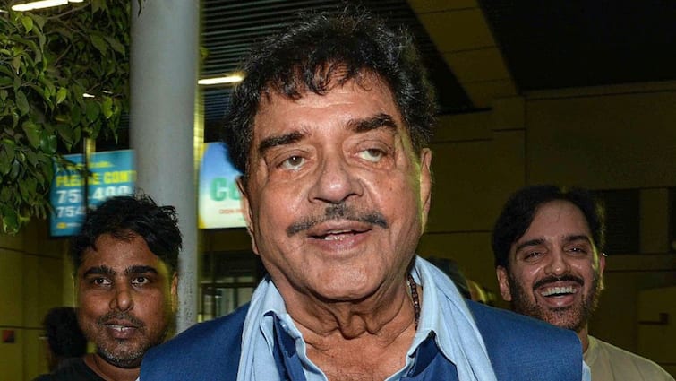 Veteran actor and MP Shatrughan Sinha discharged from hospital reveals it was just routine full body checkup Shatrughan Sinha: ఆసుపత్రి నుంచి డిశ్చార్జ్ అయిన శత్రుఘ్న సిన్హా - అదే జరిగితే నాకు తెలియదా అంటూ కామెంట్స్