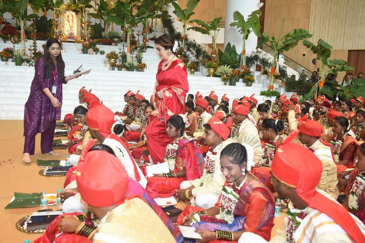 50 गरीब बेटियों का विवाह कराने पर अंबानी परिवार ने इन कन्याओं की झोली भर दी. जी हां हर एक जोड़े को अंबानी परिवार की तरफ से ढेर सारे गिफ्ट दिए गए. इसमें शादी की अंगूठी, नाक की लोंग और मंगलसूत्र के अलावा 1 लाख 1 हजार का चेक और सोने-चांदी के कई आभूषण भेंट किए है.