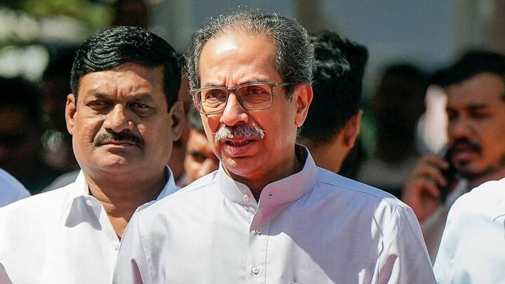 ठाकरे ने कहा कि राहुल गांधी को संसद में भगवान शिव की तस्वीर प्रदर्शित करने से रोका गया. जिससे भाजपा के कथानक के तहत हिंदुत्व की परिभाषा को चुनौती मिली. ठाकरे ने कहा, क्या ये सही है? उन्होने कहा कि पीएम मोदी चुनावी रैलियों में