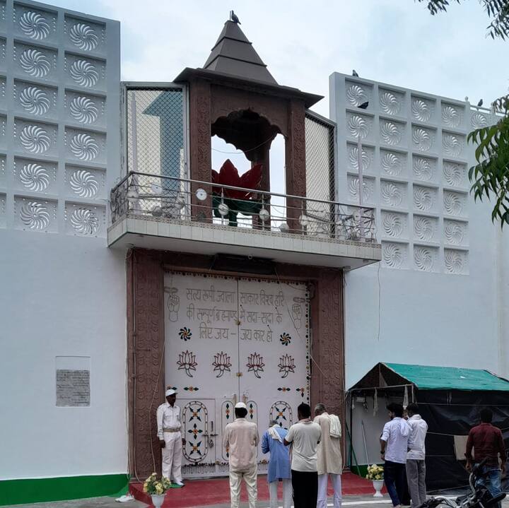 इन सबके बीच हाथरस कांड में बड़े एक्शन की तैयारी है. आयोजक मंडल समेत स्थानीय प्रशासन पर एक्शन की तैयारी है. मुख्यमंत्री कार्यालय से पूरे घटनाक्रम में रिपोर्ट तलब की गई.