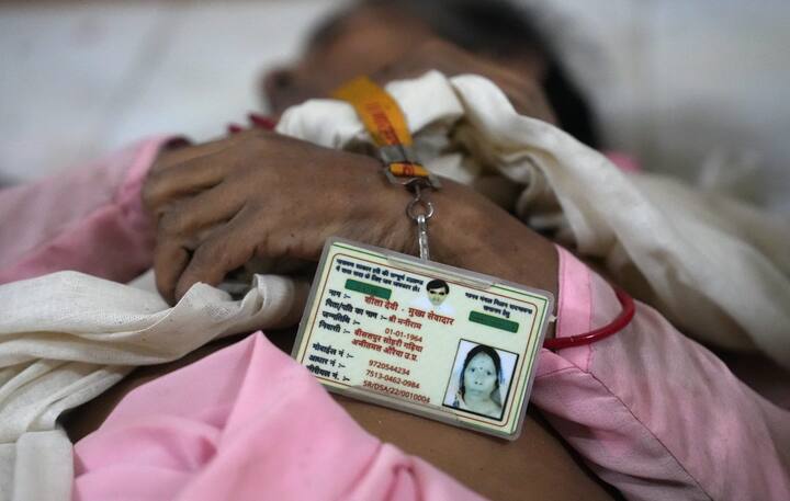 हादसा तब हुआ जब सत्संग के बाद भक्त बाबा के पैर छूने जा रहे थे. भगदड़ के दौरान जान गंवाने वाले 116 लोगों में सात बच्चे, एक पुरुष और बाकी महिलाएं थीं.