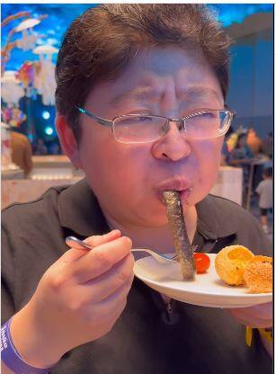 एक अन्य यूजर ने लिखा कि चीन लोग कुछ भी खा लेते हैं और फिर नई बीमारी को दुनिया में फैलाते हैं. फरहीन शेख नाम के एक यूजर ने लिखा कि जब तुम्हें मछली ही खाना था तो प्लेट में पानी पूरी क्यों रखा है.