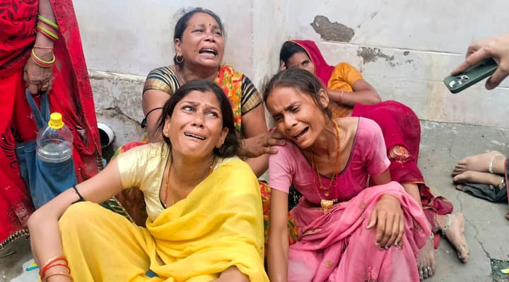 'भोले बाबा' का दावा रहा है कि प्रवचनों के दौरान भक्तों की ओर से जो भी दान आता है, उसमें से वे कुछ भी नहीं रखते हैं. वे उसे भक्तों पर ही खर्च कर देते हैं.