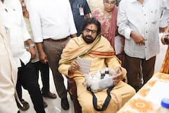 In Pics: పిల్లాడితో పవన్ కల్యాణ్, బుజ్జి ఫ్యాన్‌ కోసం కాన్వాయ్‌ ఆపి మరీ పలకరింపు