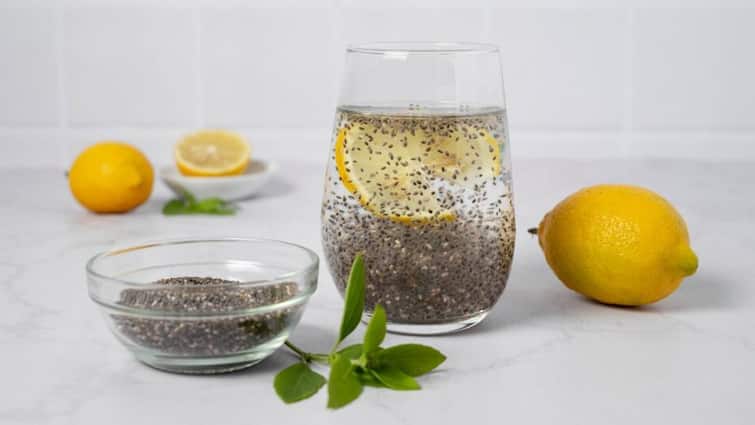 lemon and chia seeds have anti inflammatory properties खाली पेट नींबू पानी के साथ चिया सीड्स मिलाकर पिएं, हफ्तेभर में शरीर में दिखने लगेगा बदलाव