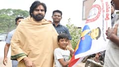 In Pics: పిల్లాడితో పవన్ కల్యాణ్, బుజ్జి ఫ్యాన్‌ కోసం కాన్వాయ్‌ ఆపి మరీ పలకరింపు