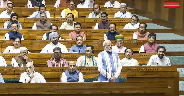 पीएम के ऑफर किए पानी को कांग्रेस सांसद के पीने के दौरान कुछ अन्य संसद मुस्कुराने लगे. ऐसे लोकसभा सदस्यों में सत्ता पक्ष के साथ विपक्षी दल के भी सांसद शामिल रहे.