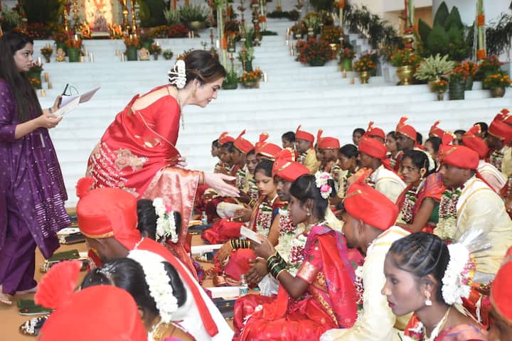 इस सामूहिक विवाह का आयोजन रिलायंस कॉरपोरेट पार्क हुआ था. इस सामूहिक विवाह आयोजन में वर-वधू की तरफ से करीब 800 लोग शामिल हुए थे. इस मौके पर नीता अंबानी और मुकेश अंबानी अपने पूरे परिवार के साथ शामिल हुए.