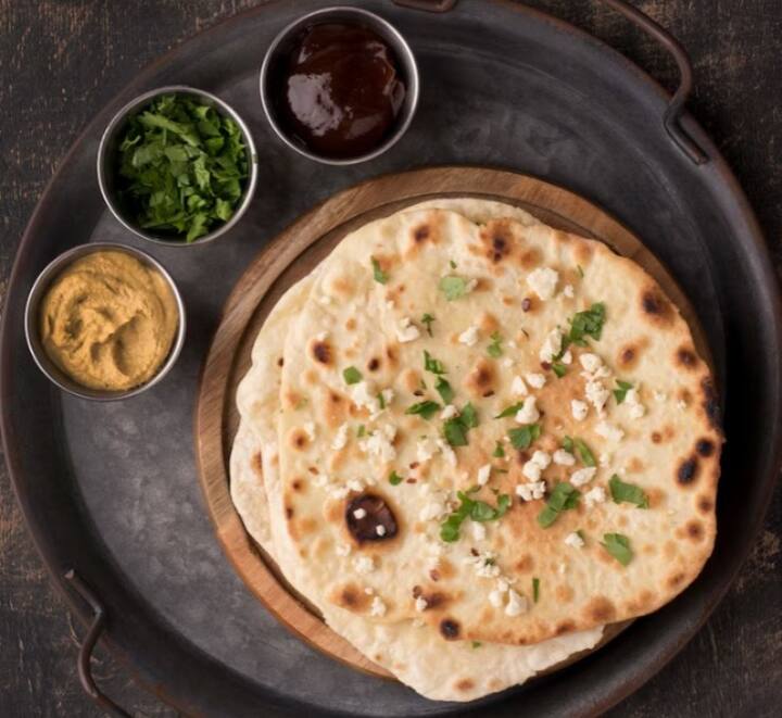 மற்றொரு பாத்திரத்தில் காலிஃபிளவர், வெங்காயம், பூண்டு, இஞ்சி, பச்சை மிளகாய், கொத்தமல்லி இலை அனைத்தையும் பொடியாக நறுக்கி சேர்த்துக்கொள்ளவும்.